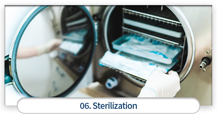 06)-멸균-멸균-팩킹지에-담은-기구들을-고압증기멸균기에-넣어-멸균-처리합니다